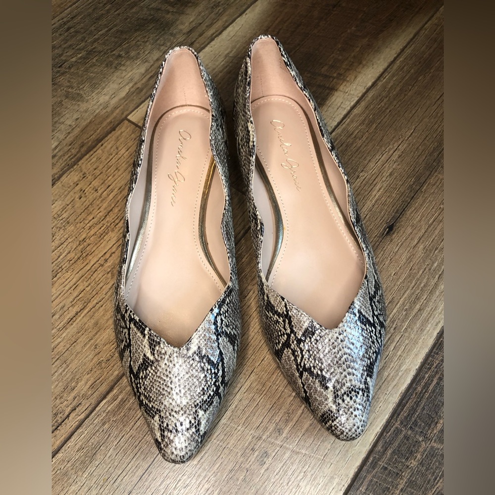 Amelia Grace Snake Skin Print Pointed Toe Wedge Flats Size 8.5